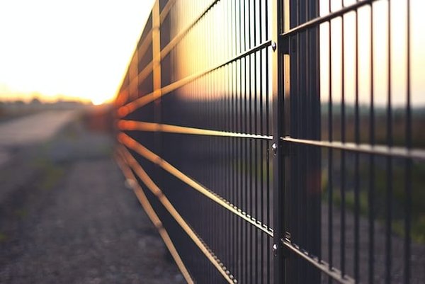 Quels matériaux utiliser pour construire une clôture solide ?