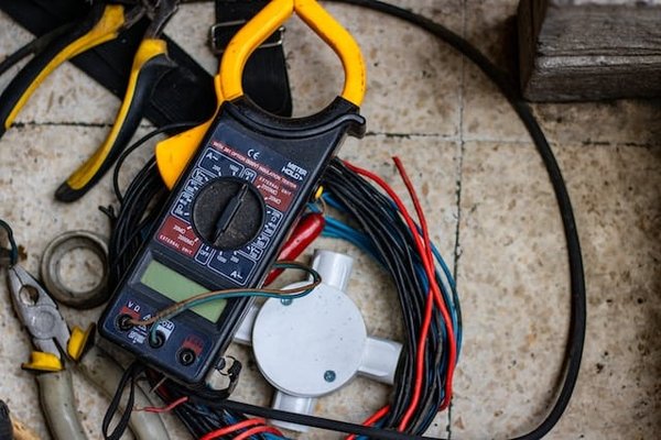 Quels outils sont indispensables pour réaliser des travaux électriques ?