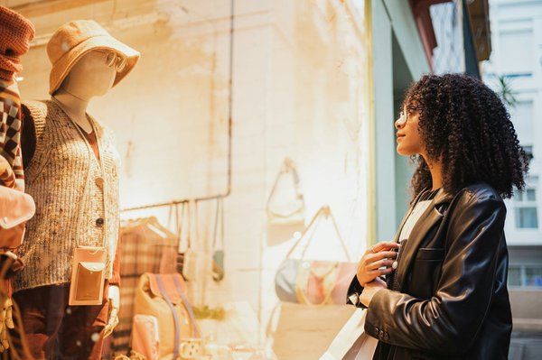 Idées créatives pour dynamiser le décors vitrine magasin
